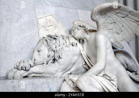 Sculture sul cenotafio commemorativo di Maria Cristina, duchessa di Teschen, nella storica Augustinerkirche di Vienna (chiesa agostiniana). Foto Stock