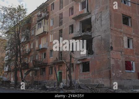 Evhen Vasyliev / le Pictorium - Kurakhove, regione di Donetsk, Ucraina. - 13/09/2024 - Ucraina / regione di Donetsk / Kurakhove - prima dell'invasione su vasta scala degli occupanti russi, la città ospitava più di 18.000 residenti. Nel giugno 2024, solo 3.000 residenti rimasero nell'insediamento. Ora le strade di Kurakhove sembrano vuote, e gli edifici residenziali e amministrativi sono danneggiati da proiettili di artiglieria che l'esercito russo bombarda la città ogni giorno. Ieri, la distanza dalla piazza centrale della città era di 12 km e oggi è di 10 km Foto Stock