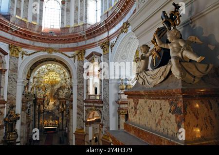 L'interno ornato di Karlskirche (chiesa di San Carlo), un punto di riferimento della città sulla piazza Karlsplatz a Vienna che fu completato nel 1737. Foto Stock