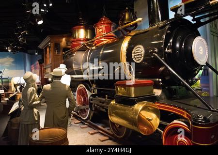 Jupiter Locomotive Smithsonian Museum Washington DC // WASHINGTON DC — la mostra Jupiter Locomotive presso lo Smithsonian National Museum of American History espone uno dei treni più significativi nella storia delle ferrovie americane. La Jupiter fu una delle due locomotive che si incontrarono a Promontory Summit, Utah, il 10 maggio 1869, per il completamento cerimoniale della First Transcontinental Railroad, che collegava le ferrovie Central Pacific e Union Pacific. Questa locomotiva rappresenta il contributo della Central Pacific Railroad alla monumentale realizzazione ingegneristica che collegava est e weste Foto Stock