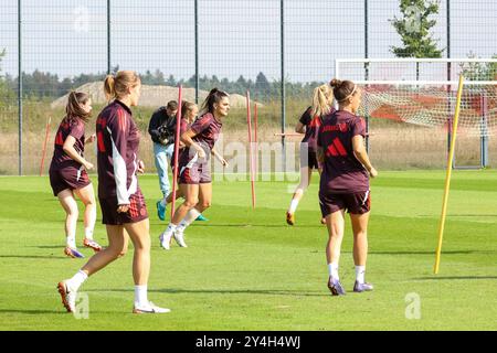 Monaco, Germania. 18 settembre 2024. Spielerinnen beim Training, Oeffentliches Training. FC Bayern Muenchen Frauen, Fussball, Saison 24/25, 18.09.2024, foto: Eibner-Pressefoto/Jenni Maul credito: dpa/Alamy Live News Foto Stock