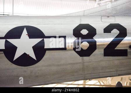 CHANTILLY, Virginia, Stati Uniti — Una vista dettagliata dell'Enola Gay, il bombardiere Boeing B-29 Superfortress che sganciò la bomba atomica su Hiroshima, in mostra allo Steven F. Udvar-Hazy Center dello Smithsonian National Air and Space Museum. Questo velivolo storico, al centro della fine della seconda guerra mondiale, fa parte della vasta collezione di oggetti dell'aviazione e dell'esplorazione spaziale del museo. Foto Stock