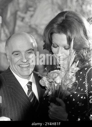 FOTO ARCHIVIO: Sophia LOREN avrà 90 anni il 20 settembre 2024, Carlo PONTI, ITA, produttore cinematografico, con la moglie Sophia LOREN, attrice, ritratto, foto in bianco e nero, senza data, ca. 1975. ? Foto Stock