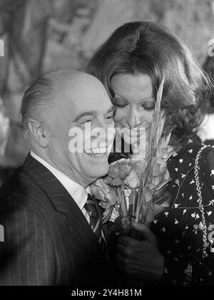 FOTO ARCHIVIO: Sophia LOREN avrà 90 anni il 20 settembre 2024, Carlo PONTI, ITA, produttore cinematografico, con la moglie Sophia LOREN, attrice, ritratto, foto in bianco e nero, senza data, ca. 1975. ? Foto Stock