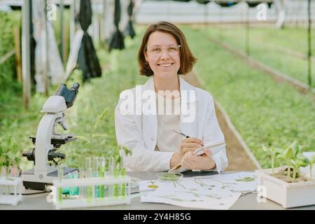Conduzione di ricerche botaniche in serra di laboratorio Foto Stock