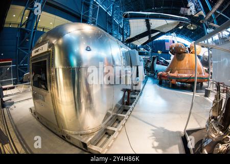 Apollo 11 Mobile Quarantine Facility Udvar Hazy Center Chantilly Virginia // CHANTILLY, Virginia - il Mobile Quarantine Facility (MQF) ha ospitato gli astronauti Apollo 11 Neil Armstrong, Buzz Aldrin e Michael Collins immediatamente dopo il loro ritorno dalla Luna nel luglio 1969. Questo trailer di Airstream convertito era uno dei quattro costruiti dalla NASA per prevenire l'improbabile diffusione di patogeni lunari isolando gli astronauti dal contatto con altre persone. La struttura conteneva alloggi abitativi e dormienti, una cucina e un bagno, con quarantena assicurata mantenendo una pressione dell'aria inferiore all'interno che all'esterno Foto Stock