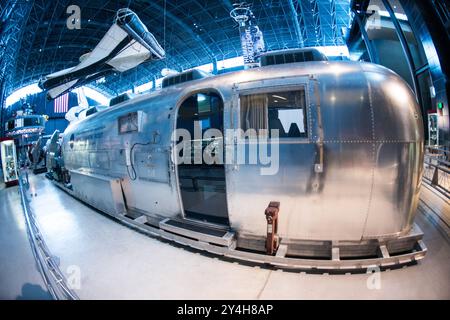 Apollo 11 Mobile Quarantine Facility Udvar-Hazy Center Chantilly Virginia // CHANTILLY, Virginia, Stati Uniti — The Mobile Quarantine Facility (MQF), un rimorchio Airstream convertito utilizzato dagli astronauti Apollo 11 per 65 ore al loro ritorno dalla luna, è in mostra allo Steven F. Udvar-Hazy Center dello Smithsonian National Air and Space Museum. Questo artefatto unico rappresenta una parte importante del protocollo della missione Apollo 11 e della storia delle prime esplorazioni spaziali. Foto Stock