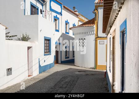 Dettaglio architettonico ravvicinato di case di strada tradizionali nella tipica cittadina portoghese di Vila Nova de Milfontes in Portogallo Foto Stock