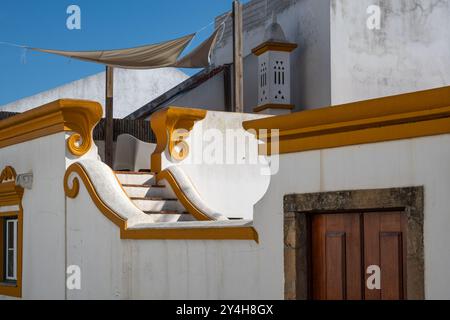 Dettaglio architettonico ravvicinato di case di strada tradizionali nella tipica cittadina portoghese di Vila Nova de Milfontes in Portogallo Foto Stock