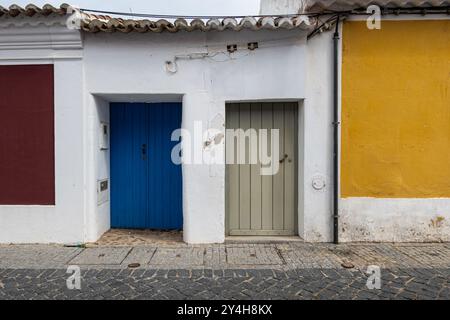 Dettaglio architettonico ravvicinato di case di strada tradizionali nella tipica cittadina portoghese di Vila Nova de Milfontes in Portogallo Foto Stock