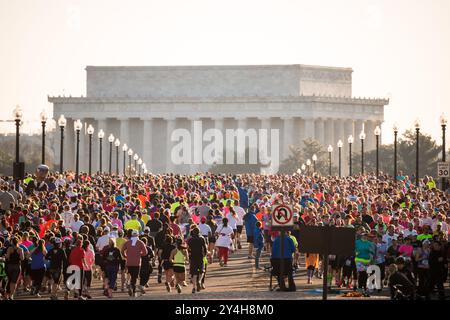 Cherry Blossom Ten Mile Run Washington DC // WASHINGTON DC - i corridori competono nell'annuale Cherry Blossom Ten Mile Run mentre attraversano l'Arlington Memorial Bridge con il Lincoln Memorial visibile sullo sfondo. La gara primaverile, che coincide con il National Cherry Blossom Festival, attira migliaia di partecipanti nella capitale della nazione. L'evento si svolge tipicamente all'inizio di aprile, quando i famosi ciliegi giapponesi della città sono in fiore. L'Arlington Memorial Bridge, che collega Washington DC alla Virginia, funge da segmento chiave del percorso di gara attraverso il nucleo monumentale Foto Stock