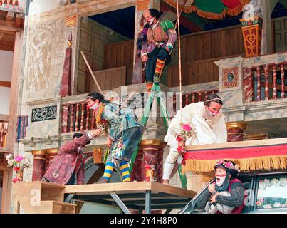 Uccisione di Mercuzio - l-r: Julio Maciel (Benvolio), Rodolfo Vaz (Mercutio), Antonio Edson (Narrator), Eduardo Moreira (Romeu / Romeo), Tueda Bara (infermiera) in ROMEU & JULIETA al Globe di Shakespeare, Londra SE1 12/07/2000 basato su ROMEO E GIULIETTA di Shakespeare presentato da Grupo Galpao / Brasile ideato e diretto da Gabriel Villela Foto Stock