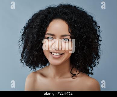 Primo piano ritratto di una giovane bella donna con i capelli ricci Foto Stock