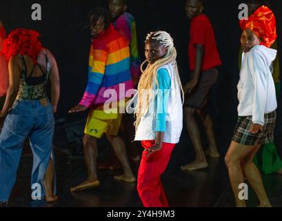 Queen Elizabeth Hall, Southbank Centre, Londra, Regno Unito. 18 settembre 2024. La rivoluzionaria compagnia di danza nigeriana Qudus Onikeku e la QDance Company provano Re:Incarnation, un'ode alla ricchezza della cultura nigeriana, questa creazione di danza, musica, moda e arte visiva mette in mostra la profondità dell'antica filosofia yoruba mescolata alla cultura giovanile nigeriana. Si esibisce al Southbank da Mer 18 a gio 19 set 2024 prima di spostarsi nel Regno Unito. Crediti: Malcolm Park/Alamy Live News Foto Stock