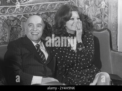 FOTO ARCHIVIO: Sophia LOREN avrà 90 anni il 20 settembre 2024, Carlo PONTI, ITA, produttore cinematografico, con la moglie Sophia LOREN, attrice, ritratto, foto in bianco e nero, senza data, ca. 1975. ? Foto Stock