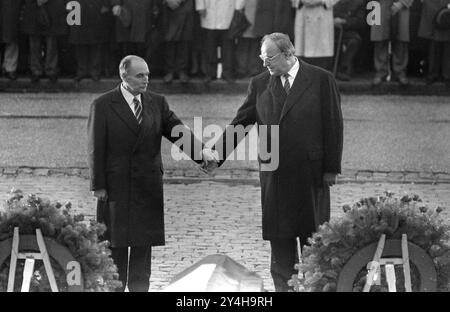 FOTO D'ARCHIVIO: 40 anni fa, il 22 settembre 1984, il cancelliere tedesco Helmut KOHL e il presidente francese Francois MITTERAND stringono la mano a Verdun. Politica il Cancelliere tedesco Helmut KOHL (CDU, destra) e il presidente francese Francois MITTERAND si trovano uno accanto all'altro e stringono la mano (motivo famoso) in una cerimonia a Verdun per commemorare i caduti della prima guerra mondiale. Foto in bianco e nero, formato orizzontale. ? SVEN SIMON Huyssenallee 40-42 45128 Essen tel.0201/234556 fax 0201/234539 conto 2039154 Deutsche Bank Munich BLZ 700 700 10 l'immagine può essere trasferita digitalmente tramite Leonardo Pro. Foto Stock