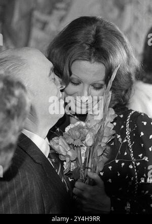 FOTO ARCHIVIO: Sophia LOREN avrà 90 anni il 20 settembre 2024, Carlo PONTI, ITA, produttore cinematografico, con la moglie Sophia LOREN, attrice, ritratto, foto in bianco e nero, senza data, ca. 1975. ? Foto Stock