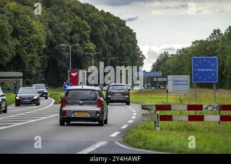 Confine verde, valico di frontiera senza controlli, vicino a Kranenburg, strada federale B9, N325 NL, dalla Germania ai Paesi Bassi, Renania settentrionale-Vestfalia Foto Stock