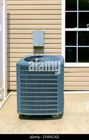 Immagine verticale di un'unità HVAC esterna su un patio condominiale. Foto Stock