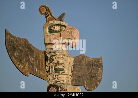 Palo totem Kwakwakawakw presso il cimitero di Alert Bay, Cormorant Island, British Columba, Canada, Nord America Foto Stock