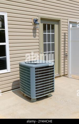 Immagine verticale di un'unità di climatizzazione con ventilazione e riscaldamento HVAC sul patio dell'appartamento. Foto Stock