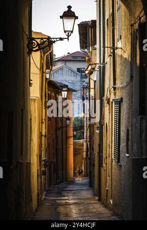 Vicolo con case colorate, città, Mediterraneo, città, turismo, viaggi, architettura, a Piombino, Toscana, Italia, Europa Foto Stock