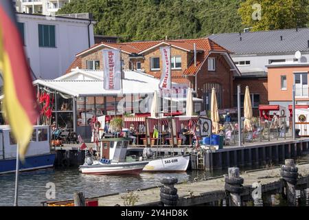 Il porto di Sassnitz, isola di Ruegen, pescherecci, ristoranti Meclemburgo-Vorpommern, Germania, Europa Foto Stock