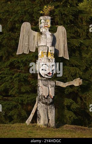 Palo totem Kwakwakawakw presso il cimitero di Alert Bay, Cormorant Island, British Columba, Canada, Nord America Foto Stock