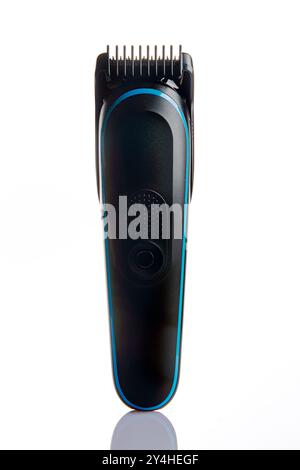 primo piano di un regolacapelli elettrico nero su sfondo bianco Foto Stock