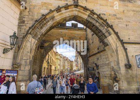 L'arco tra il Ponte Carlo e la città vecchia di Praga, Repubblica Ceca, Europa Foto Stock