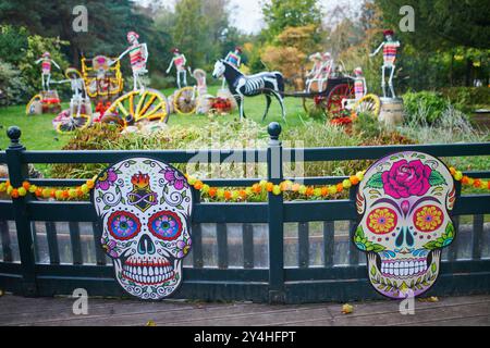 Teschi colorati decorati, decorazioni dia de Los Muertos (giorno dei morti) Foto Stock