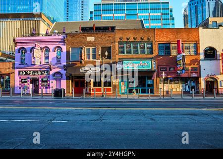 Punto di vista del Sunrise Street Level dei locali musicali di Nashville Foto Stock