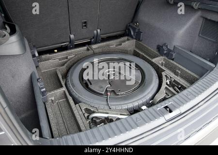 Ruota di scorta nel bagagliaio di un'auto moderna Foto Stock