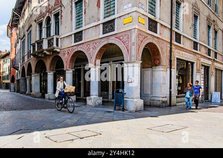 UDINE, ITALIA – 27 MAGGIO 2024: Angolo di via Cavour. Questa pittoresca strada nel cuore di Udine è costeggiata da edifici storici che riflettono la città Foto Stock