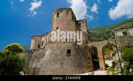 Castello Pandone, lavatoio e laghetto di Venafro, Isernia, Molise, Italia Foto Stock