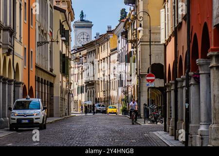 UDINE, ITALIA – 27 MAGGIO 2024: Via Vittorio Veneto. Questa vivace strada presenta edifici storici e negozi moderni, che riflettono la vivace vita urbana Foto Stock