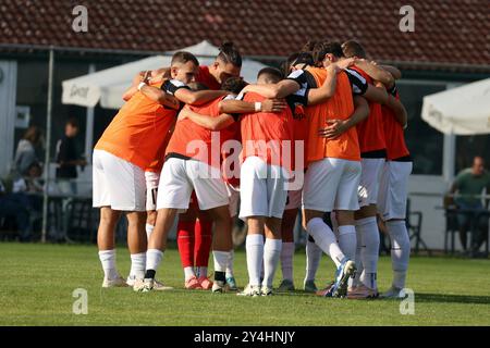 Die Villinger Spieler stimmen sich vor dem Anpfiff auf das Spiel ein und bilden einen Kreis beim SBFV-Pokal-Achtelfinale 23/24: VFR Hausen- - FC 08 Villingen Foto Stock