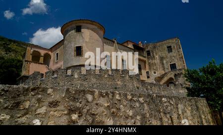 Castello Pandone, lavatoio e laghetto di Venafro, Isernia, Molise, Italia Foto Stock