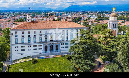 UDINE, ITALIA – 27 MAGGIO 2024: Castello di Udine. Questa storica fortezza offre vedute panoramiche della città e mostra l'architettura medievale, servendo come un Foto Stock