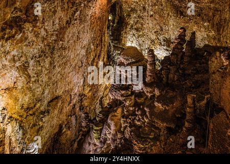 TRIESTE, ITALIA – 29 MAGGIO 2024: Grotta Gigante, Sgonico. Questa enorme grotta, una delle più grandi al mondo, presenta splendide formazioni sotterranee A. Foto Stock