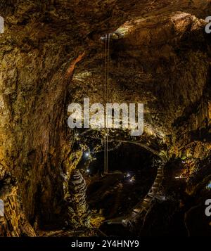 TRIESTE, ITALIA – 29 MAGGIO 2024: Grotta Gigante, Sgonico. Questa enorme grotta, una delle più grandi al mondo, presenta splendide formazioni sotterranee A. Foto Stock