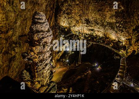 TRIESTE, ITALIA – 29 MAGGIO 2024: Grotta Gigante, Sgonico. Questa enorme grotta, una delle più grandi al mondo, presenta splendide formazioni sotterranee A. Foto Stock