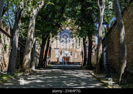 TRIESTE, ITALIA – 29 MAGGIO 2024: Chiesa di San giusto. Questa storica cattedrale, situata sulla collina di San giusto, combina stili romanici e gotici Foto Stock