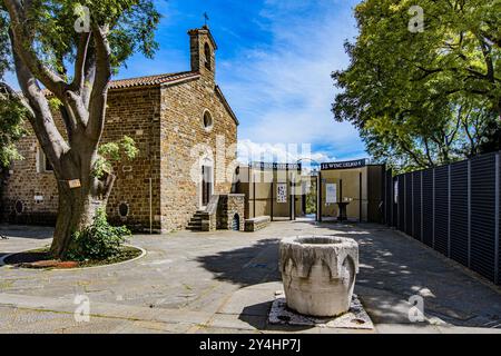 TRIESTE, ITALIA – 29 MAGGIO 2024: Chiesetta di San Michele al Carnale. Questa storica cappella riflette il patrimonio religioso di Trieste con il suo pittoresco e pittoresco pittoresco dipinto Foto Stock