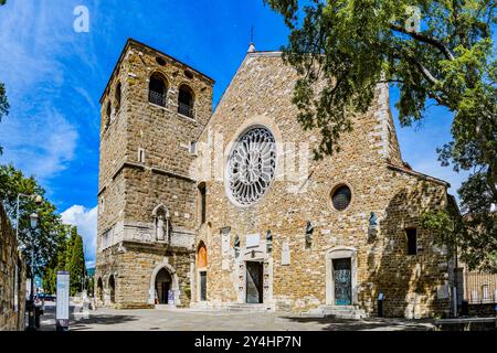 TRIESTE, ITALIA – 29 MAGGIO 2024: Chiesetta di San Michele al Carnale. Questa storica cappella riflette il patrimonio religioso di Trieste con il suo pittoresco e pittoresco pittoresco dipinto Foto Stock