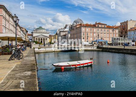 TRIESTE, ITALIA – 29 MAGGIO 2024: Canal grande. Questo pittoresco canale di Trieste è caratterizzato da edifici storici e barche, che creano un suggestivo e suggestivo c Foto Stock