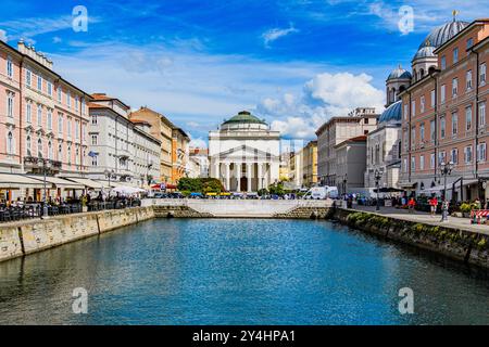 TRIESTE, ITALIA – 29 MAGGIO 2024: Canal grande. Questo pittoresco canale di Trieste è caratterizzato da edifici storici e barche, che creano un suggestivo e suggestivo c Foto Stock