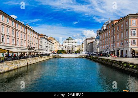 TRIESTE, ITALIA – 29 MAGGIO 2024: Canal grande. Questo pittoresco canale di Trieste è caratterizzato da edifici storici e barche, che creano un suggestivo e suggestivo c Foto Stock