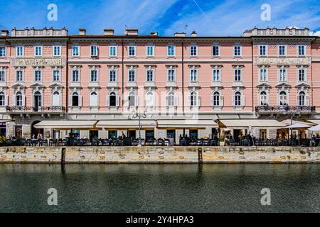 TRIESTE, ITALIA – 29 MAGGIO 2024: Canal grande. Questo pittoresco canale di Trieste è caratterizzato da edifici storici e barche, che creano un suggestivo e suggestivo c Foto Stock