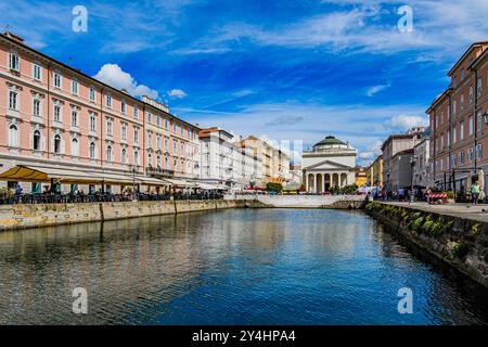 TRIESTE, ITALIA – 29 MAGGIO 2024: Canal grande. Questo pittoresco canale di Trieste è caratterizzato da edifici storici e barche, che creano un suggestivo e suggestivo c Foto Stock
